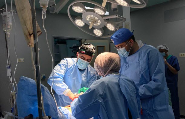  الفريق الطبي الكويتي يجري عمليات دقيقة في مستشفيات غزة
